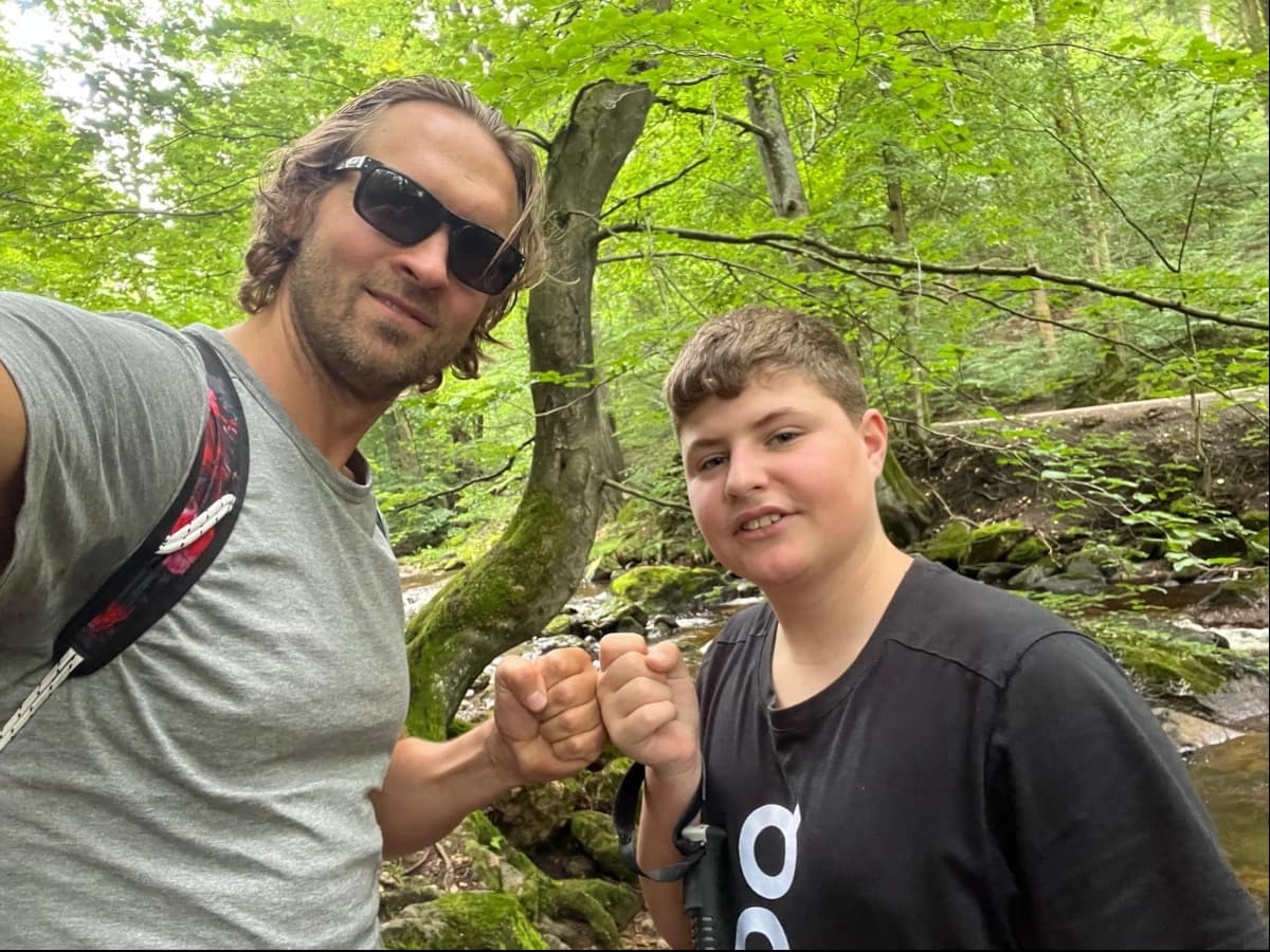 Jugendliche und Betreuer in der Natur