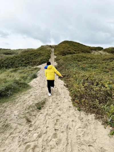 Jugendlicher blickt in die Ferne